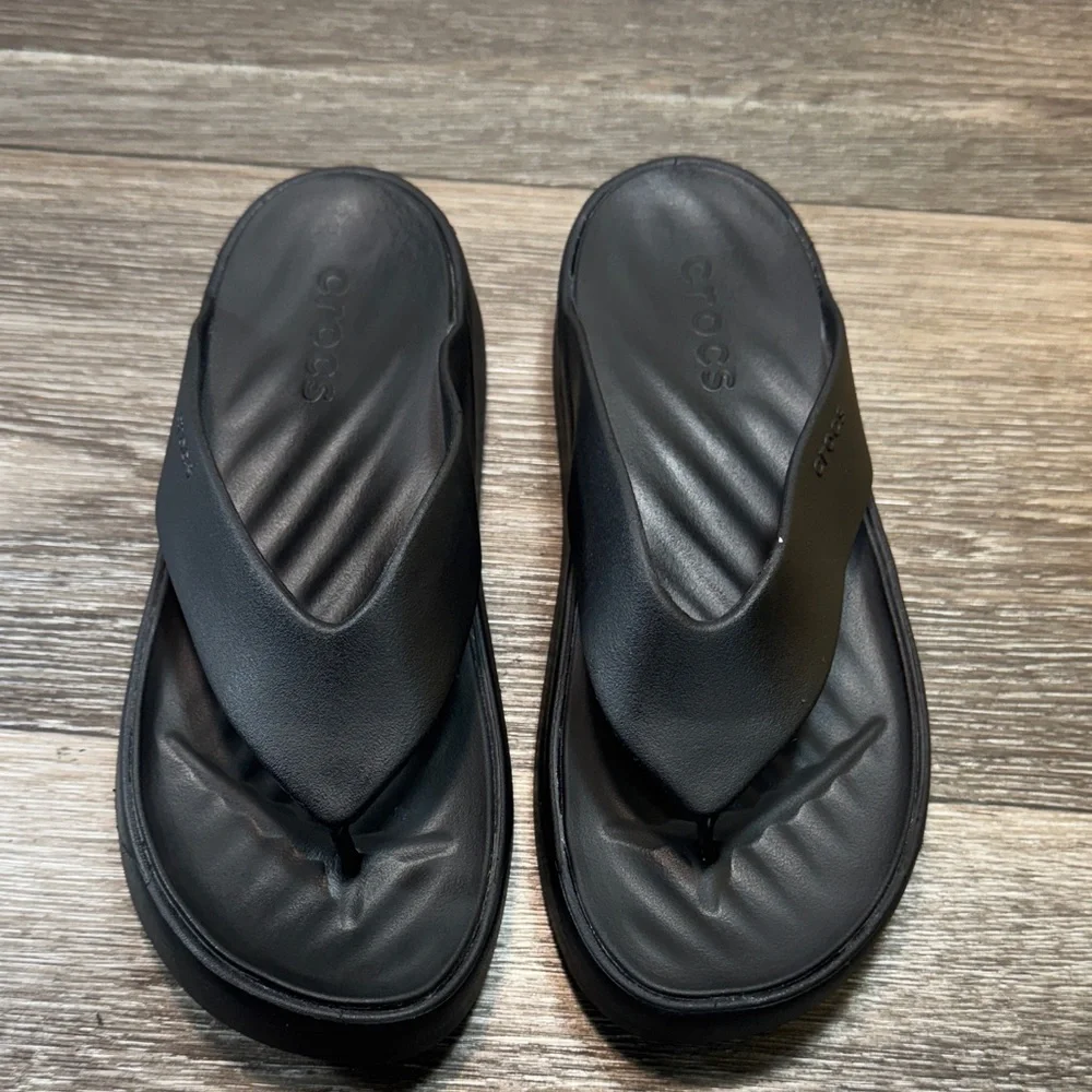 CROCS Women's Black Platform Sandals size 6 (j97)
